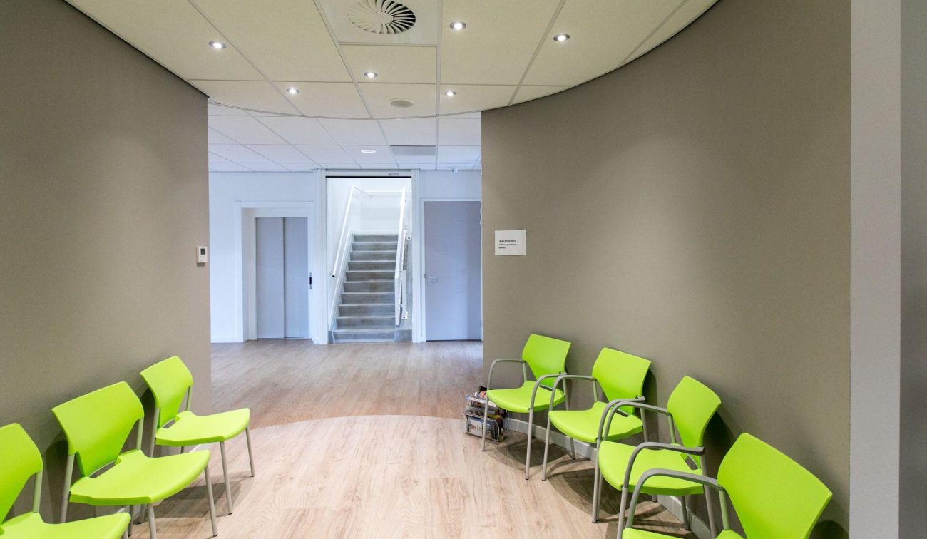 Wachtruimte in het nieuwbouwproject van het GZC en de zorgwoningen, ingericht met moderne meubels en natuurlijke lichtinval.