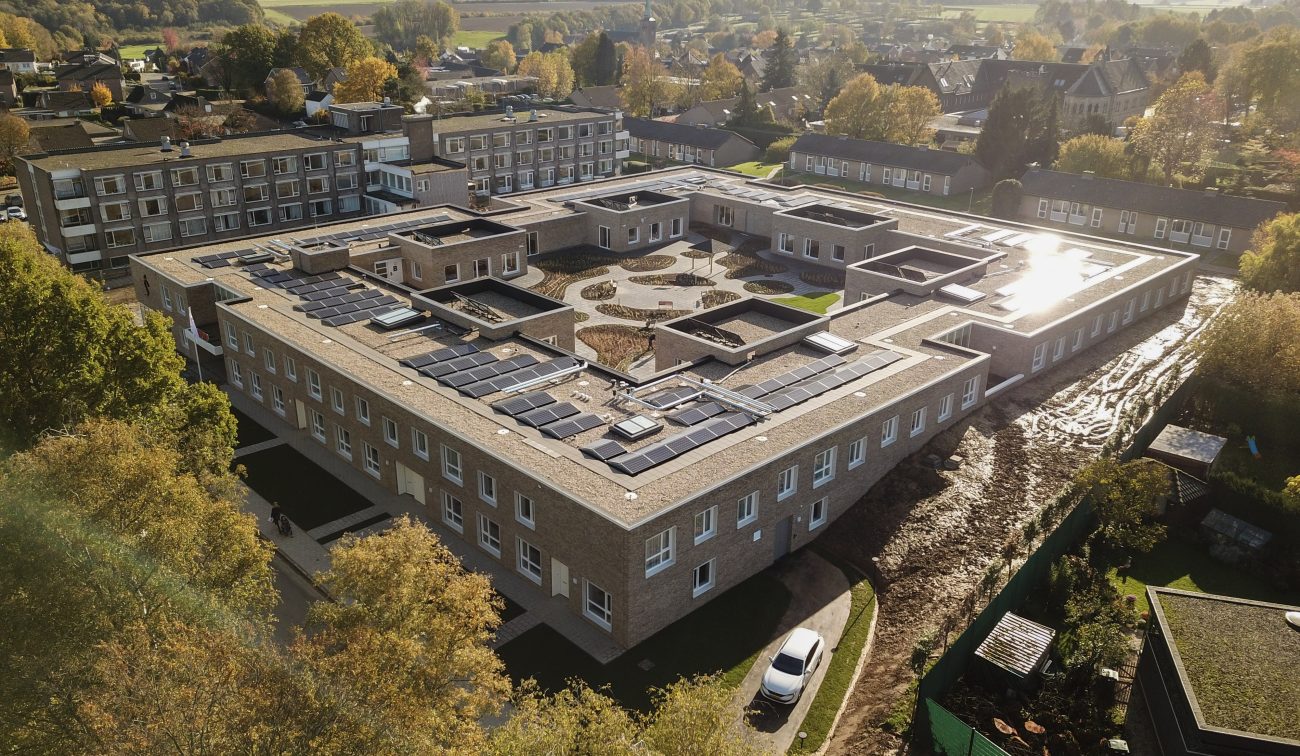 Luchtfoto nieuwbouw verpleeghuis Panhuys in Hulsberg met zonnepanelen en binnentuin