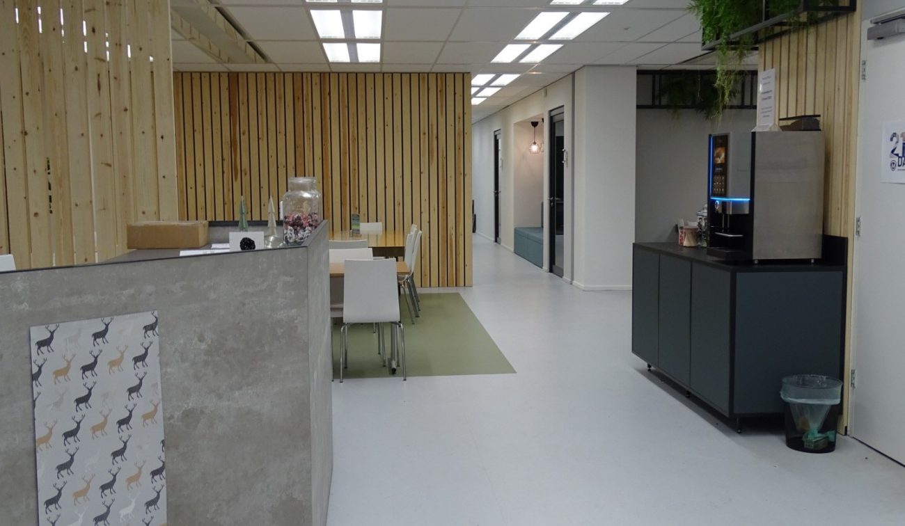 Renovatie Meeting Plaza Hoog Catharijne: koffiecorner, lamellenwand, systeemplafond en zittafel