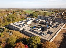 Luchtfoto verpleeghuis Panhuys Hulsberg met zonnepanelen en centrale binnentuin.