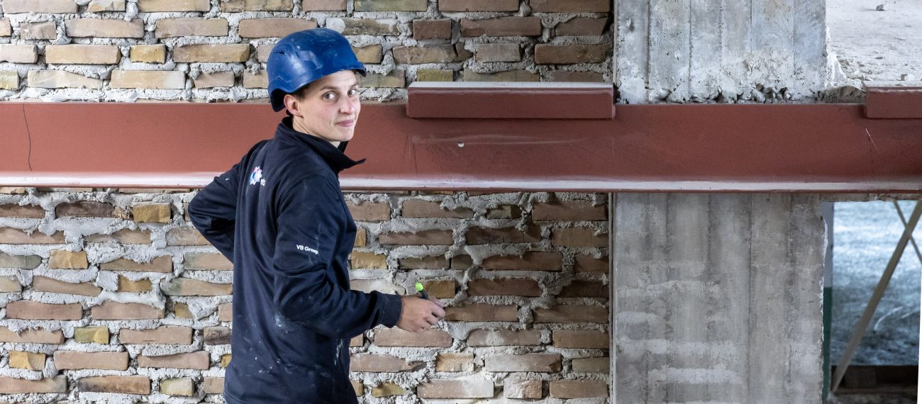 Shelsey staat voor een muur op de Klompstraat Heerlen Smeets Bouw