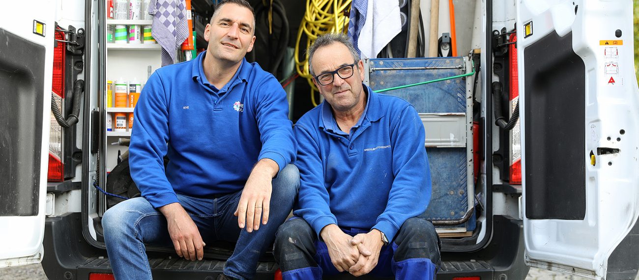 Twee monteurs zittend achter in bedrijfsbus met gereedschap en materiaal, klaar voor klussen op locatie