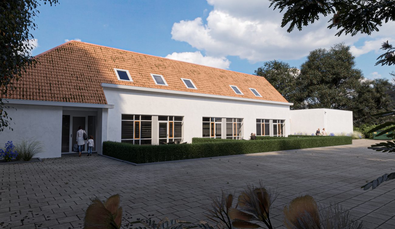 Impressie transformatie oude school Buchten: wit stuc, oranjerood dak, haag en verhard terras