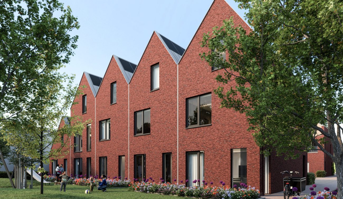 Impressie Stadsgeluk Utrecht – moderne grachtenwoningen met variërende baksteen- en witte gevels, grote ramen en zadeldaken aan de kade, met passerende sloep.