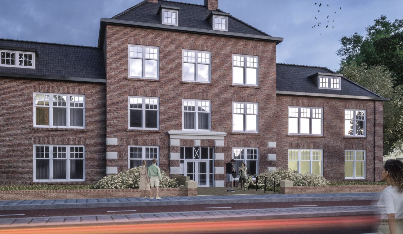 Impressie van de nieuwbouwkazerne in Helmond tijdens de avond, met verlichte gevel en mensen die langs het gebouw lopen.