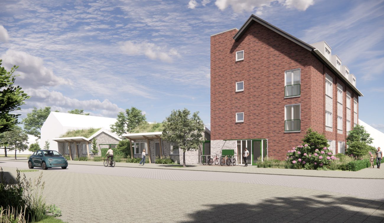 Impressie van de zijkant van het nieuwbouwproject Voetnoodt met het appartementencomplex en naastgelegen bungalows in een groene omgeving