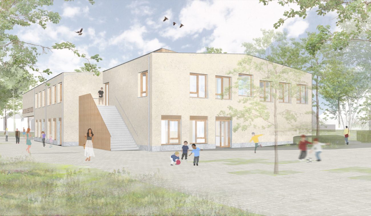 Impressie Antoniusschool Zundert: school met buitentrap, plein met spelende kinderen, bomen en groen