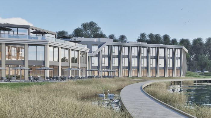 Impressie Postillion Hotel Breda-Biesbosch – waterzijde met grote glaspuien, terrassen aan de oever en meanderende boardwalk door het riet.