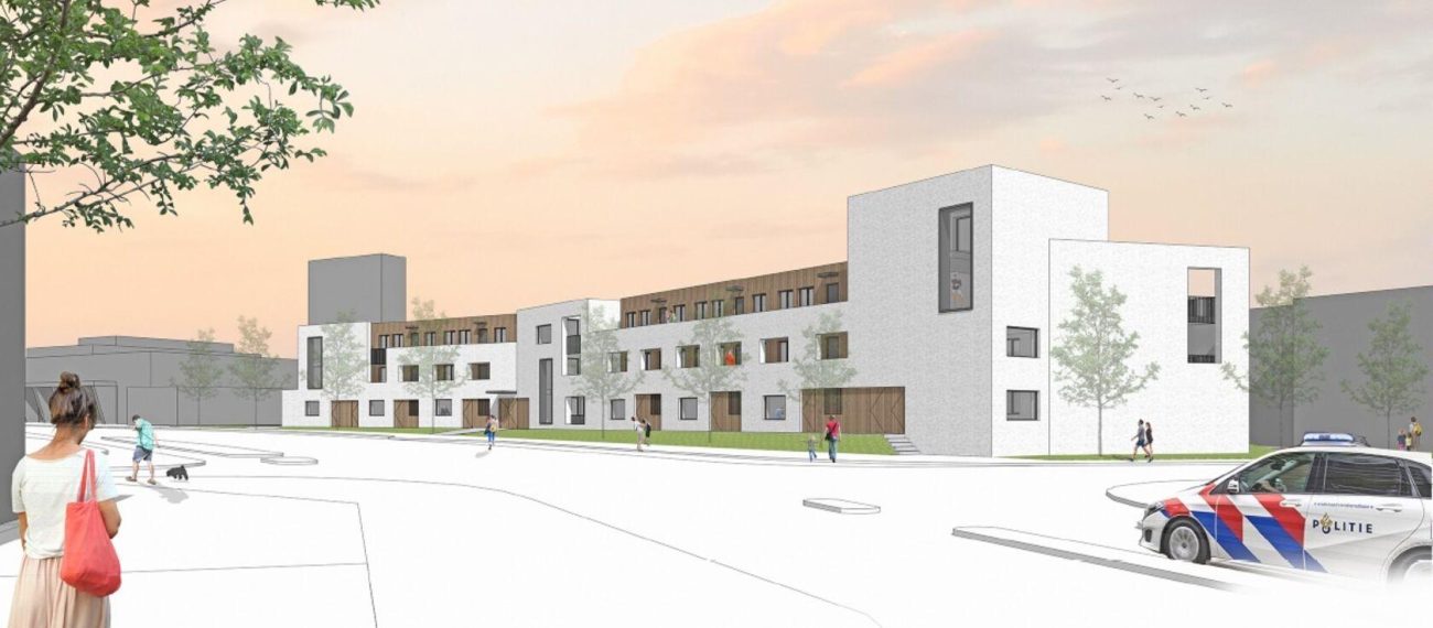 Impressie nieuwbouw van 24 huurappartementen in Heerlen: wit gemetseld woonblok met accenten in hout, pleintje en stoep.