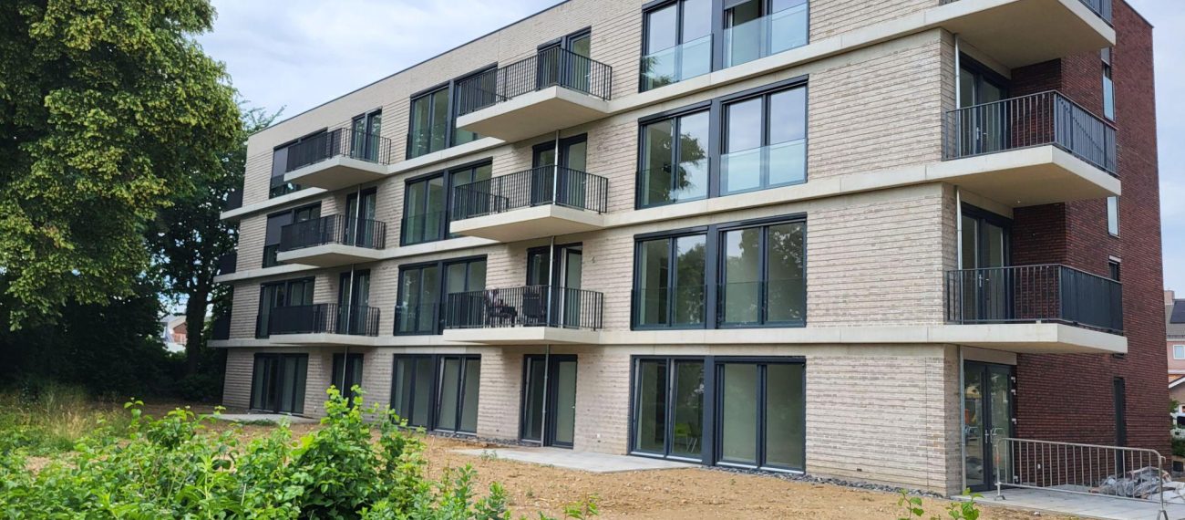 Nieuwbouw sociale huurappartementen in Margraten met balkons en licht bakstenen gevel