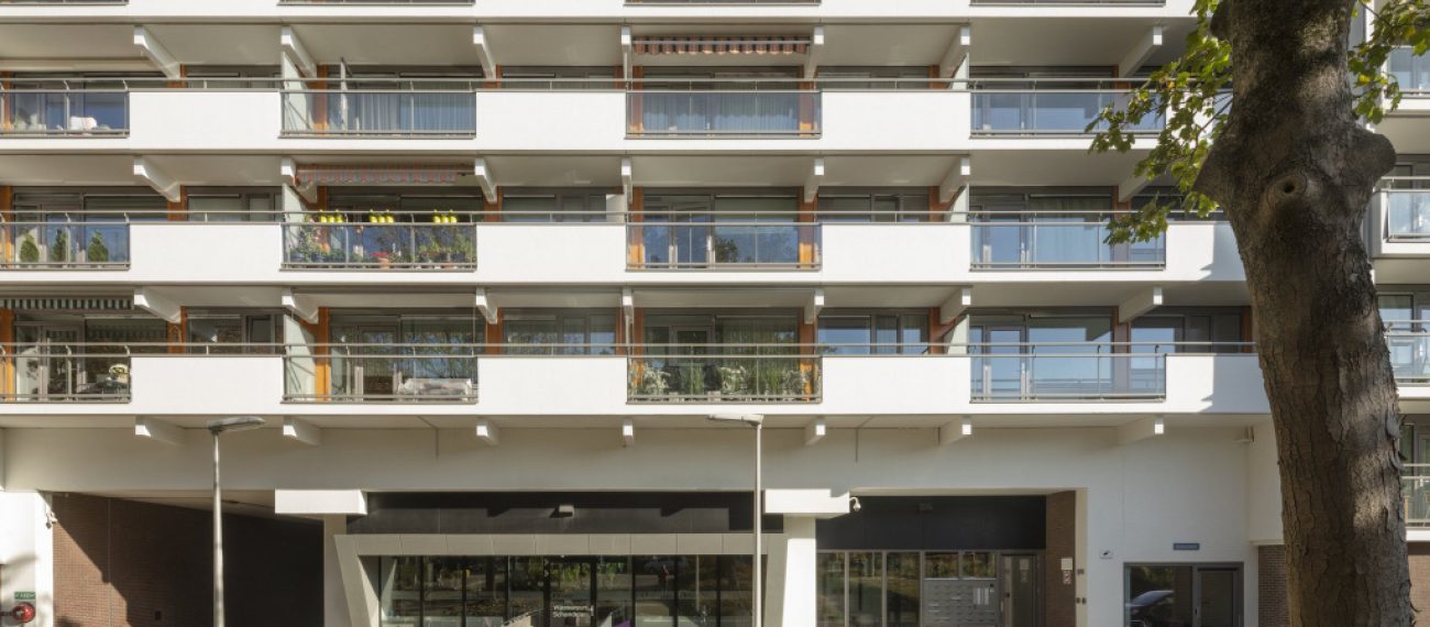 Renovatie Molenwei in Heerlen, ritmische balkons en vernieuwde kozijnen.