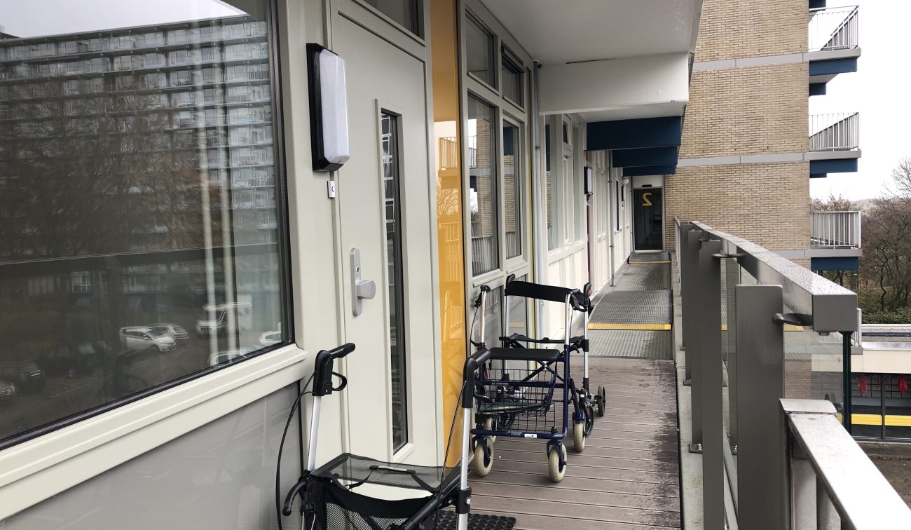 Bestaande galerij met voordeuren en rollators langs balustrade — Groot onderhoud Albert Schweitzer Brunssum