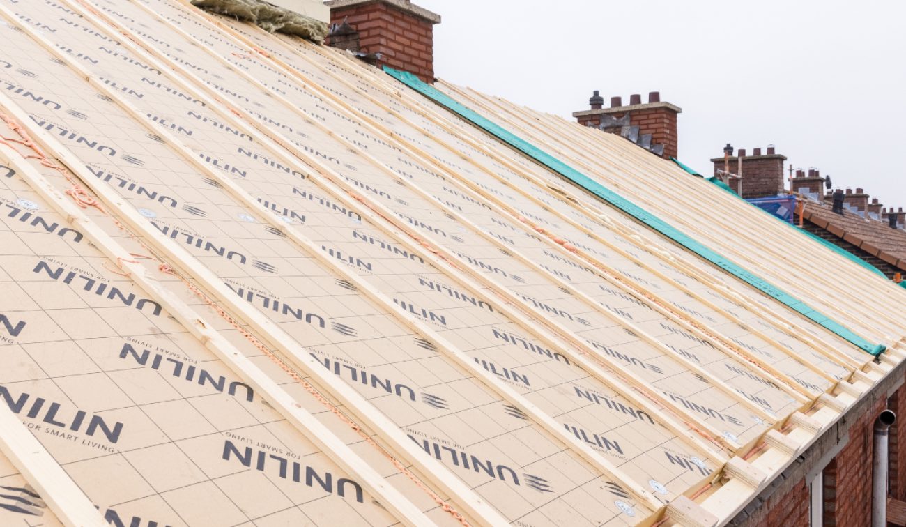 Close-up nieuw geïsoleerd pannendak met isolatieplaten en houten latten – 91 woningen Maastricht.