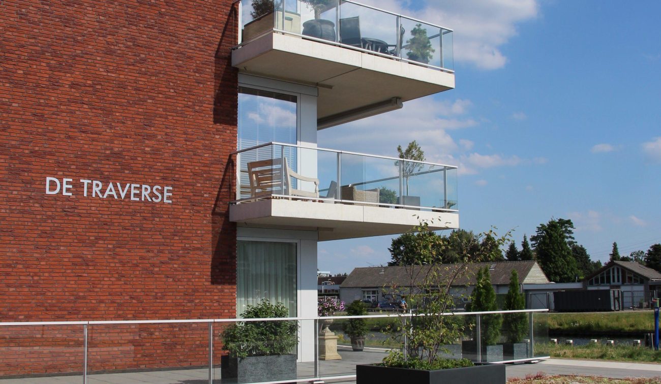 Balkons van het nieuwbouwcomplex op het HIVA-terrein in Son, onderdeel van het moderne appartementenproject aan het water.