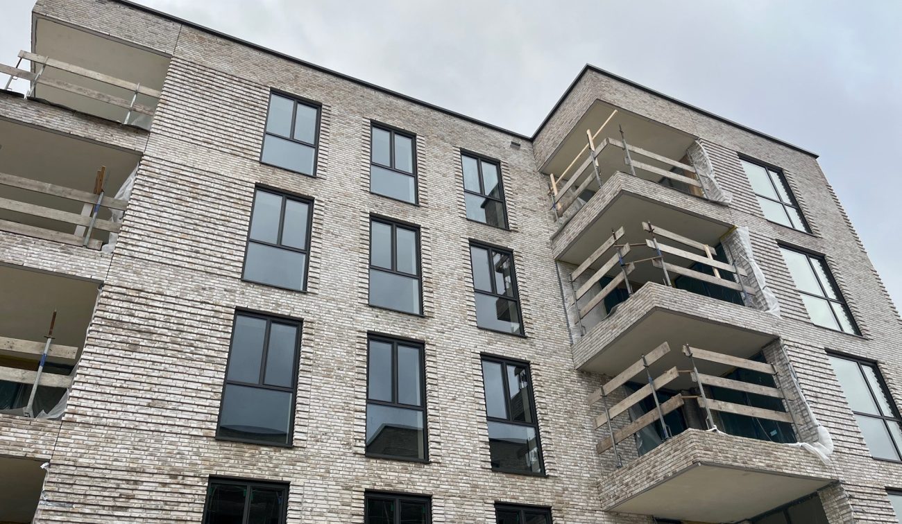 Nieuwbouwproject De Jonkvrouw in Geldrop, appartementencomplex met moderne gevel en balkons in aanbouw.