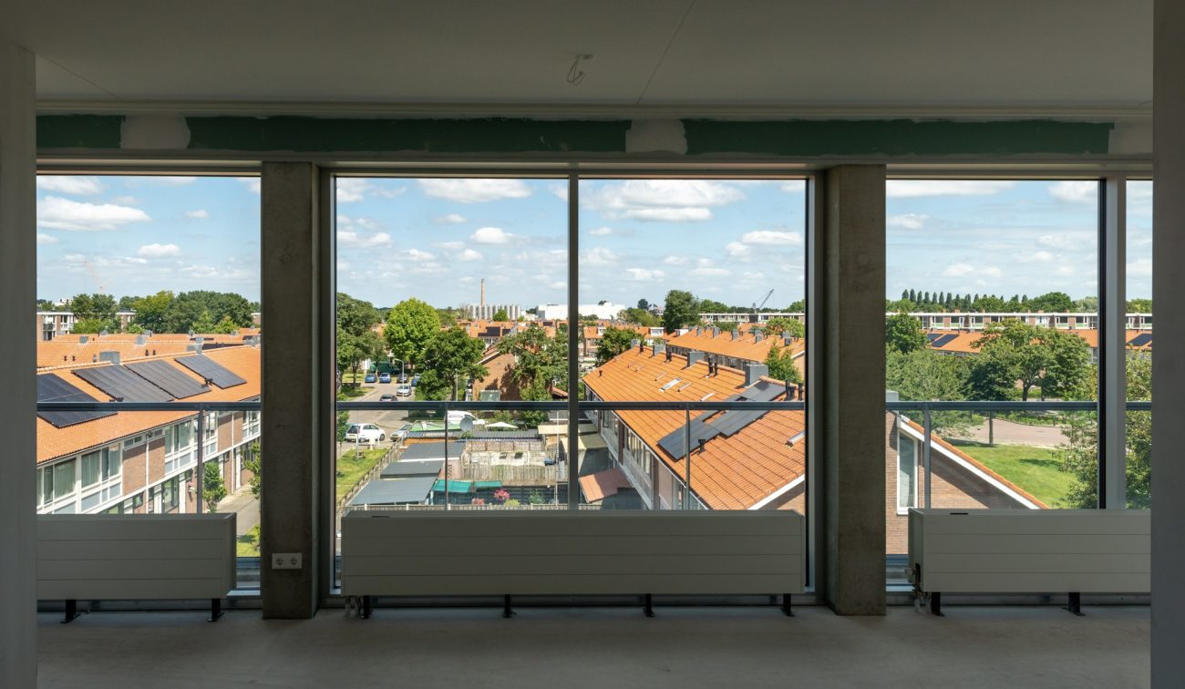Uitzicht vanuit een appartement van het nieuwbouwproject in de Gestelse Buurt in ’s-Hertogenbosch, met zicht op de omliggende woningen en groene wijkomgeving.