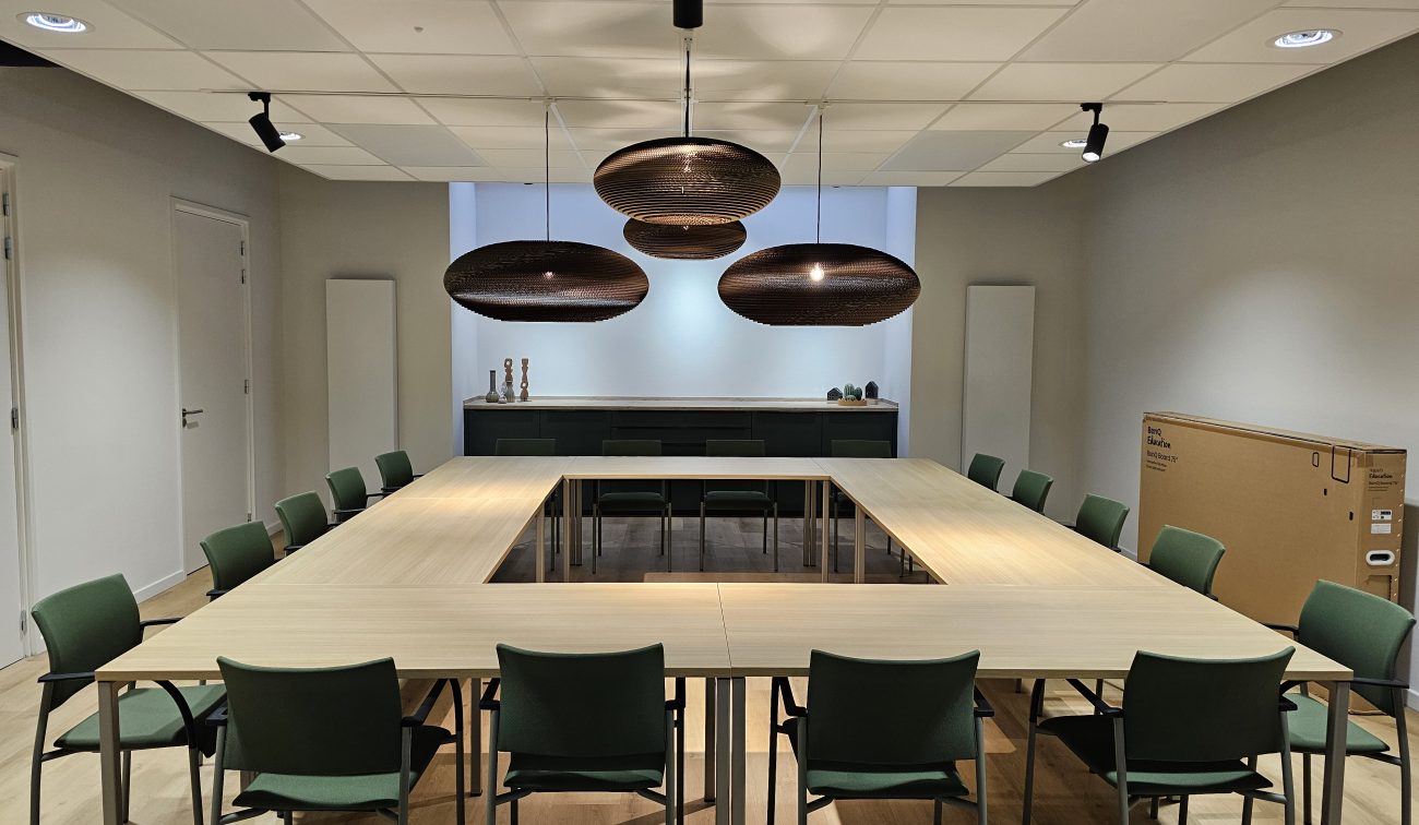 een moderne vergaderruimte binnen het hoofdkantoor van Krijtland wonen