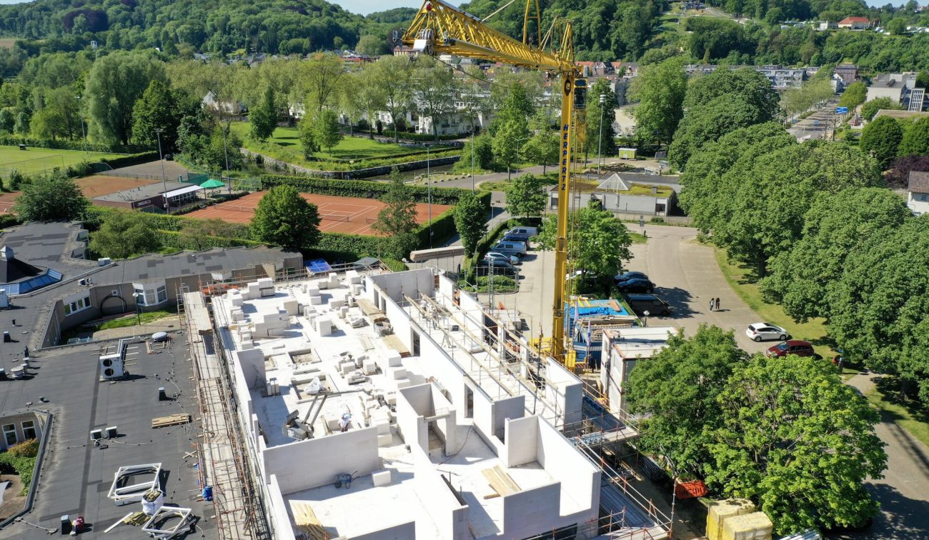 Bouw Valkenheim Valkenburg: ruwbouw in kalkzandsteen met torenkraan en steigers.