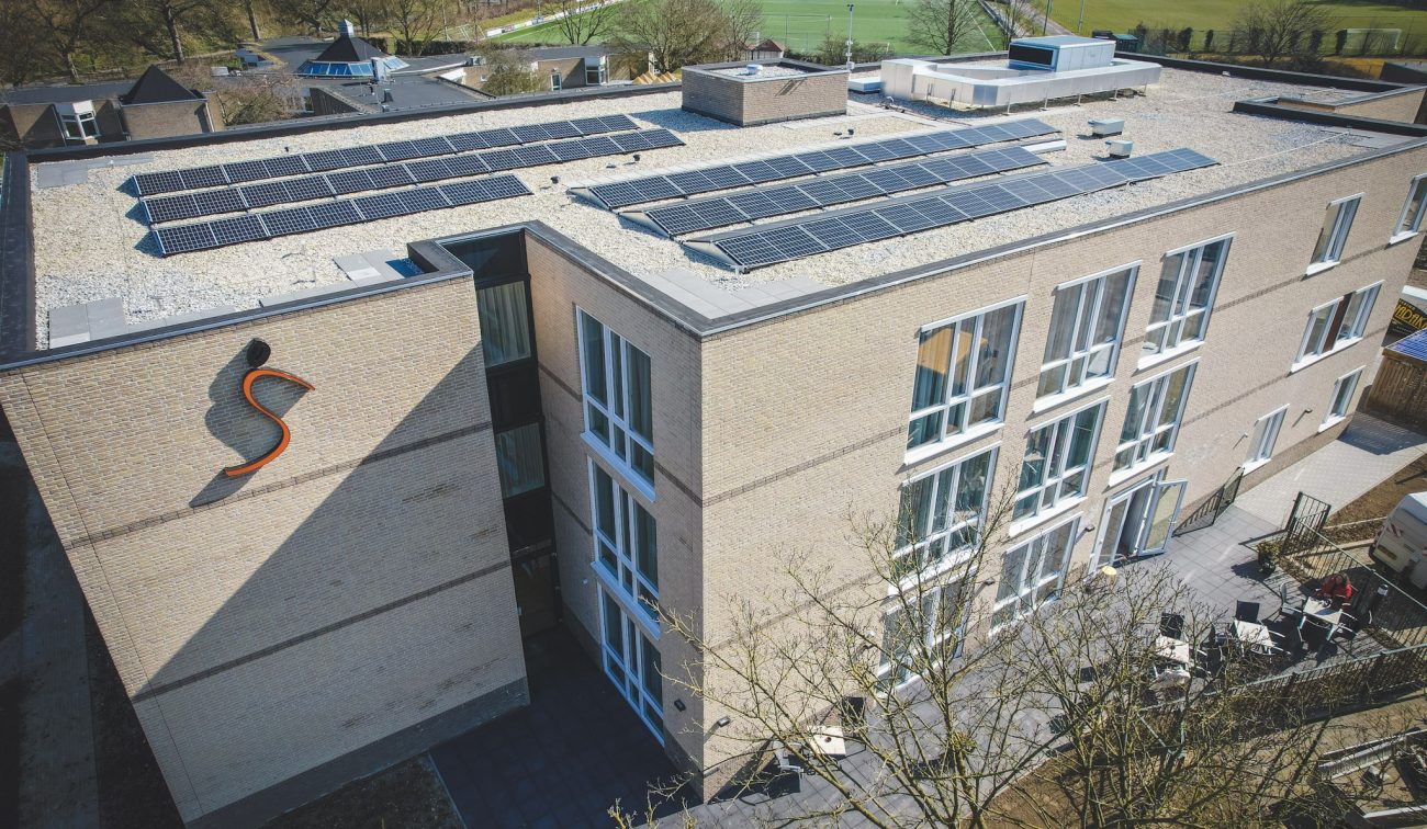 Zorgcomplex Valkenheim Valkenburg met lichte baksteen, grote ramen en zonnepanelen op dak.