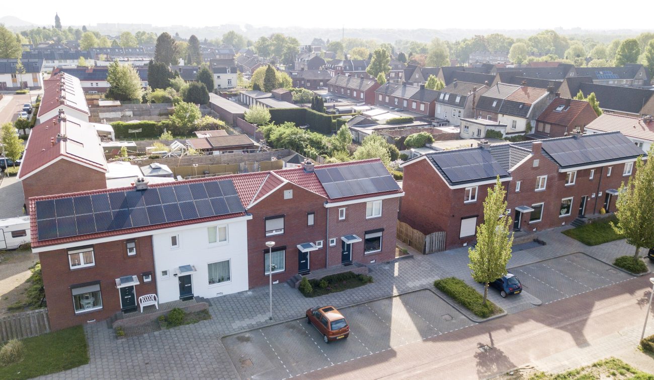 Renovatie 332 woningen Heilust, rijtjeshuizen met nieuwe pannendaken en zonnepanelen.