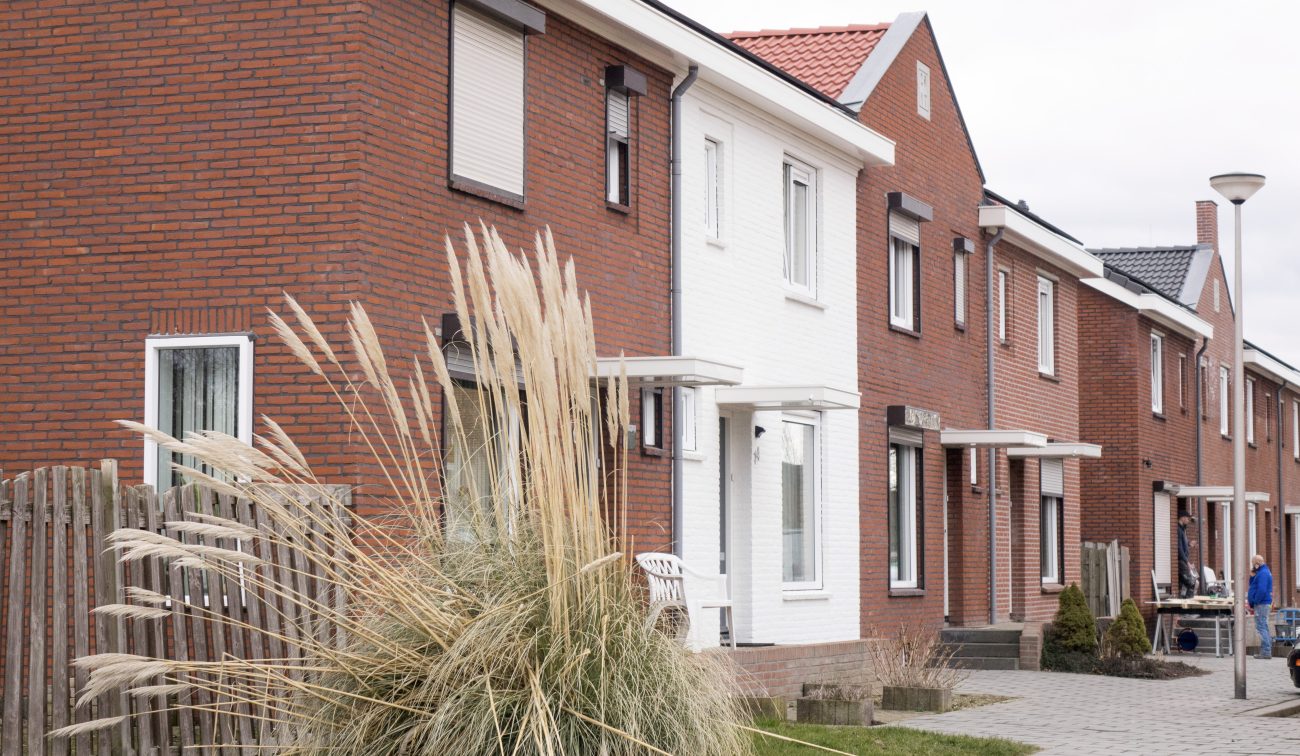 Gerenoveerde rijwoningen Heilust Kerkrade met rode baksteen en wit accentgevel