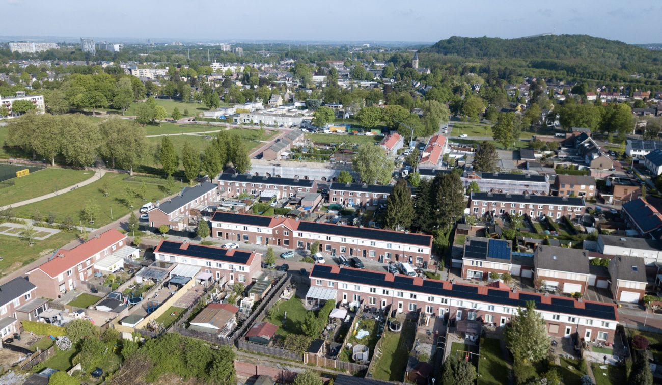 Vogelvlucht woonwijk Heilust, renovatieblokken met vernieuwde pannendaken en groene omgeving.