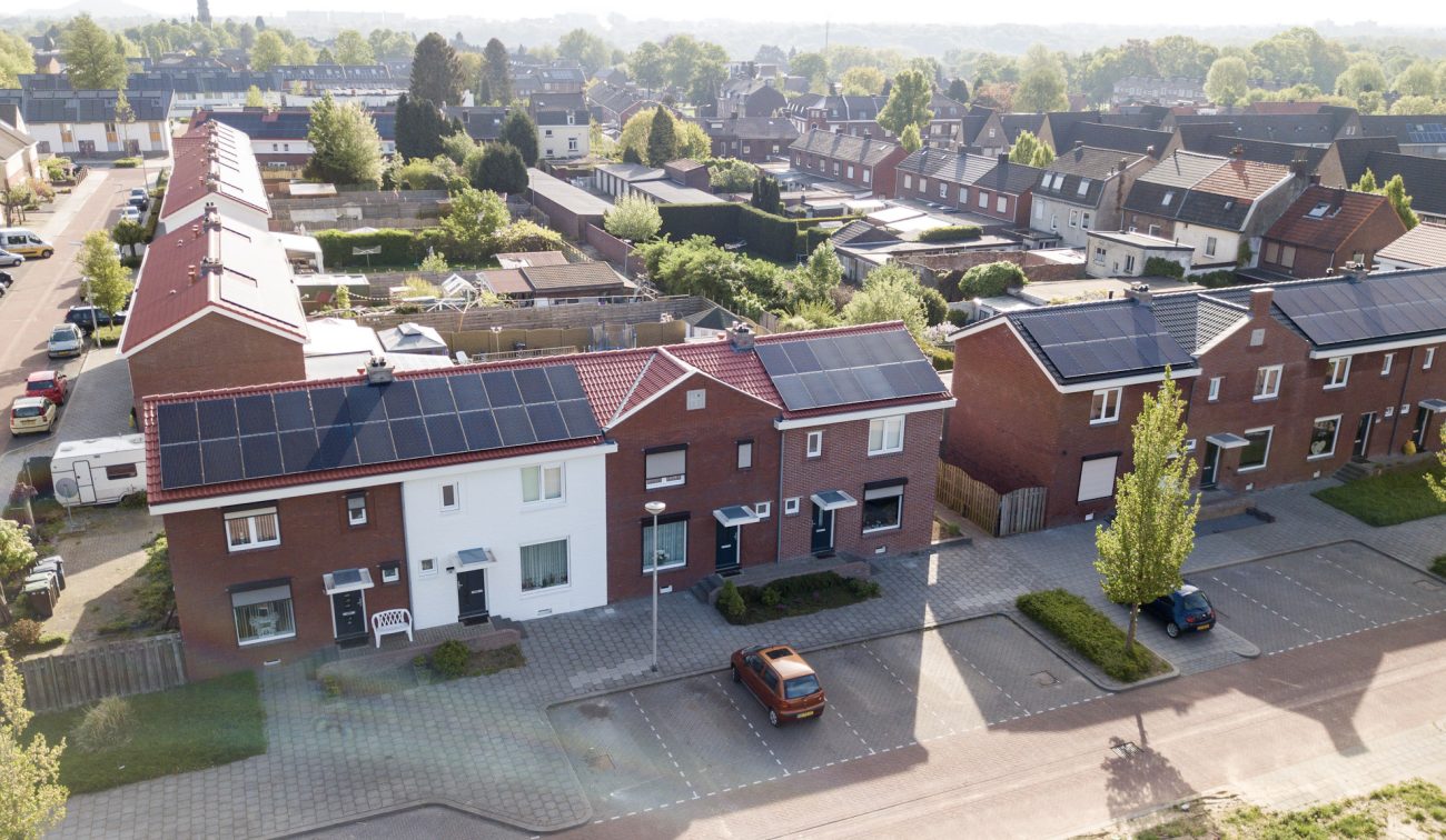 Rijwoningen Heilust Kerkrade met nieuwe daken en zonnepanelen, renovatieproject vanuit lucht.