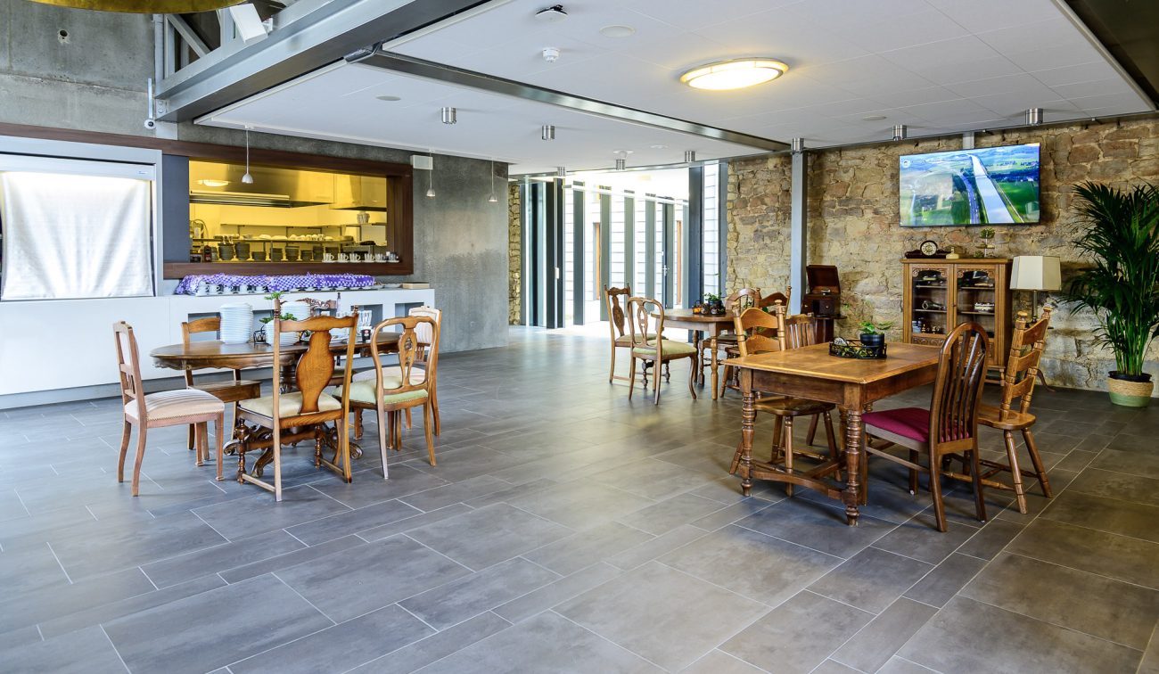 Interieur Hoeve Overhuizen, getransformeerde monumentale hoeve met open keuken en zitjes.