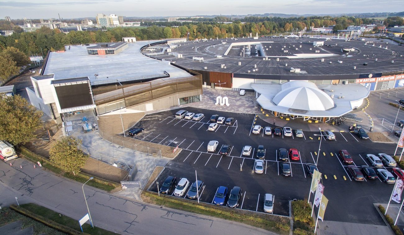Luchtfoto Makado Beek na uitbreiding, vernieuwde hoekgevel en parkeerterrein.