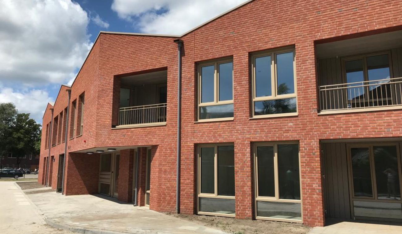 Nieuwbouw Maycrete D-woningen, Breda – vervanging van verouderde Maycrete-D woningen door eigentijdse, energiezuinige baksteenbouw met ruime gevelopeningen, loggia’s en galerijen.