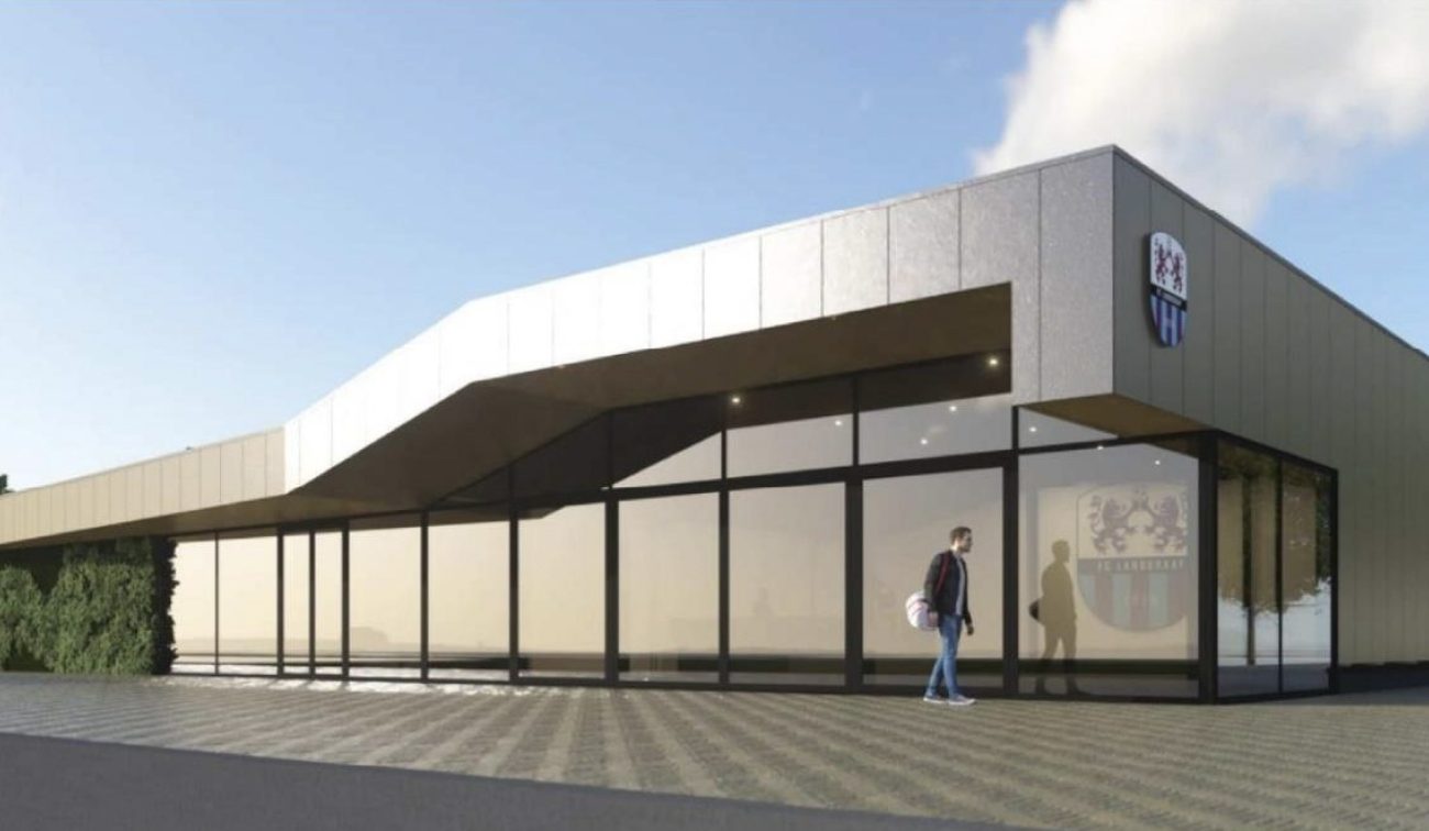 Impressie clubgebouw FC Landgraaf: modern paviljoen met uitgesneden daklijn en glazen hoekgevel