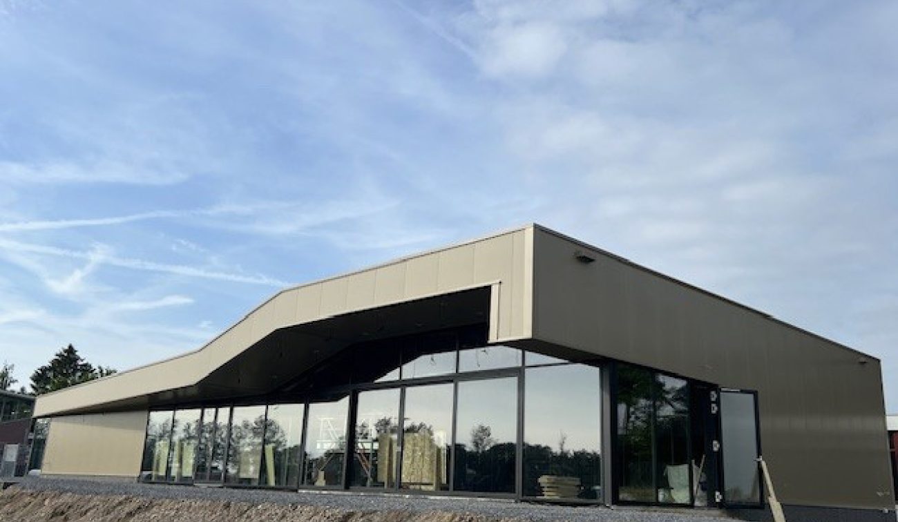 Nieuwbouw clubgebouw FC Landgraaf: modern paviljoen met grote glasgevels en uitgesneden daklijn