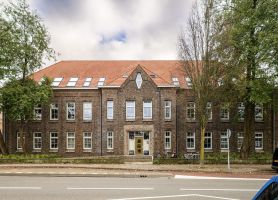Vooraanzicht van appartementencompex, met hoofdingang in het midden