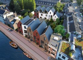 Impressie Stadsgeluk Utrecht – nieuwbouw rijwoningen aan de gracht met variërende baksteengevels, zadeldaken, zonnepanelen en groene binnentuin.