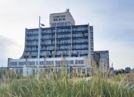 Renovatie van het Carlton Beach Hotel in Scheveningen, buitenaanzicht van het hotel aan de boulevard met zeezicht.