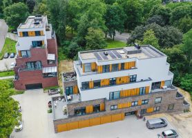 Terrasappartementen met dakterrassen, garagepoorten en parkeerzone aan bosrand — Gebiedsontwikkeling Parkheuvel Heerlen