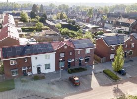 Rijwoningen Heilust Kerkrade met nieuwe daken en zonnepanelen, renovatieproject vanuit lucht.