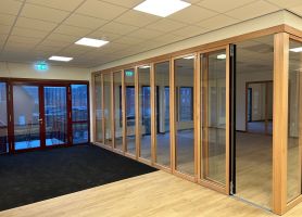 Glazen wand in een leslokaal en de ingang naar de binnenplaats in een schoolgebouw