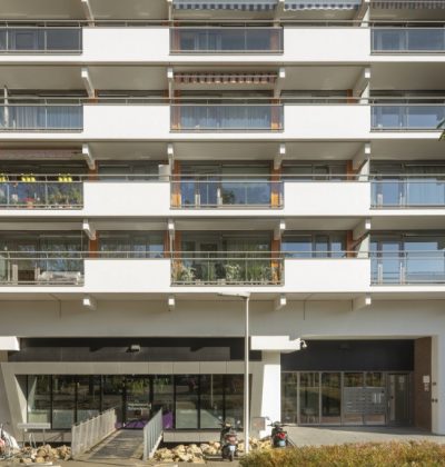 Renovatie Molenwei in Heerlen, ritmische balkons en vernieuwde kozijnen.