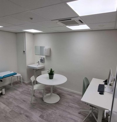 Afbeelding van een spreekkamer bij de huisarts