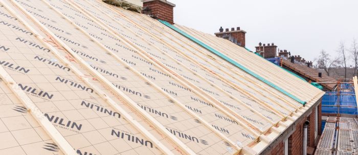 Close-up nieuw geïsoleerd pannendak met isolatieplaten en houten latten – 91 woningen Maastricht.
