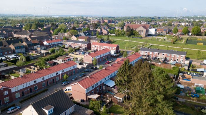Luchtfoto Heilust Kerkrade: gerenoveerde rijwoningen met nieuwe rode pannendaken.