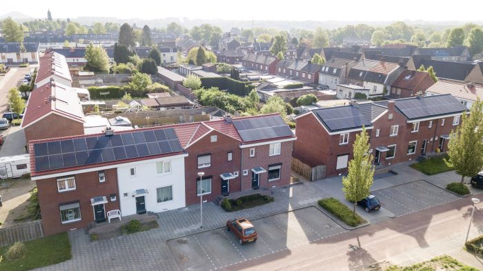 Renovatie 332 woningen Heilust, rijtjeshuizen met nieuwe pannendaken en zonnepanelen.