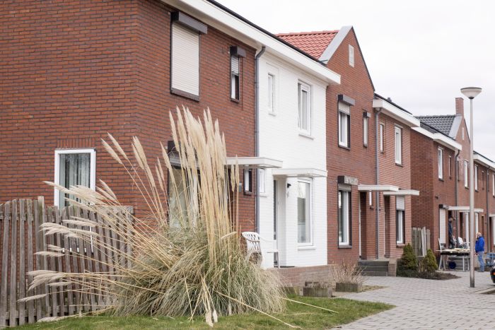 Gerenoveerde rijwoningen Heilust Kerkrade met rode baksteen en wit accentgevel