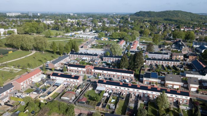 Vogelvlucht woonwijk Heilust, renovatieblokken met vernieuwde pannendaken en groene omgeving.