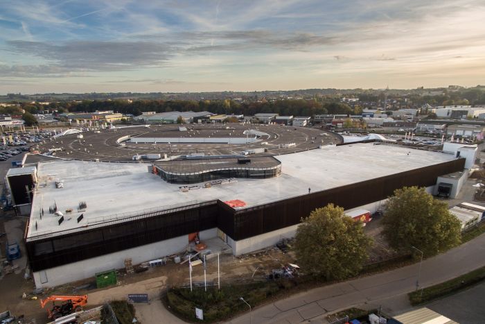 Winkelcentrum Makado Beek na uitbreiding, groot dakvlak en donkere gevelopbouw.
