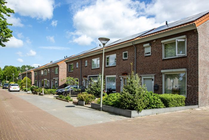 O-vriendelijk:  Straatbeeld van de Rootstraat in Oss met gerenoveerde woningen en vernieuwde uitstraling na afronding van het groot onderhoudsproject.
