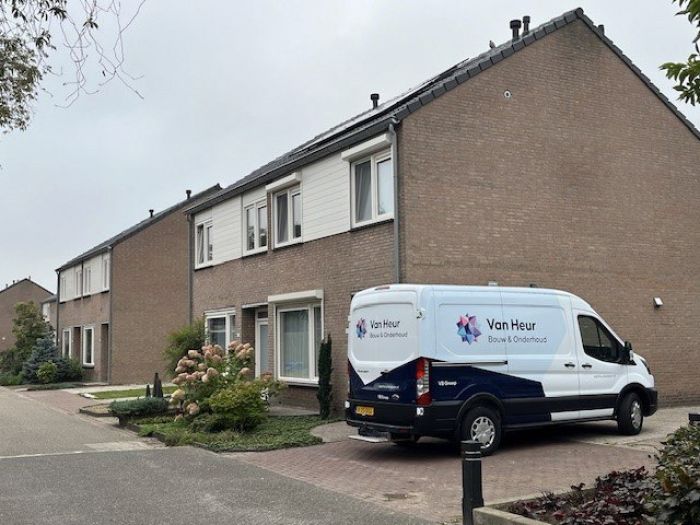 Straatbeeld met een rij eengezinswoningen in Stramproy; op de oprit staat een busje van “Van Heur Bouw & Onderhoud” geparkeerd—indicatie van groot onderhoud aan de woningen.