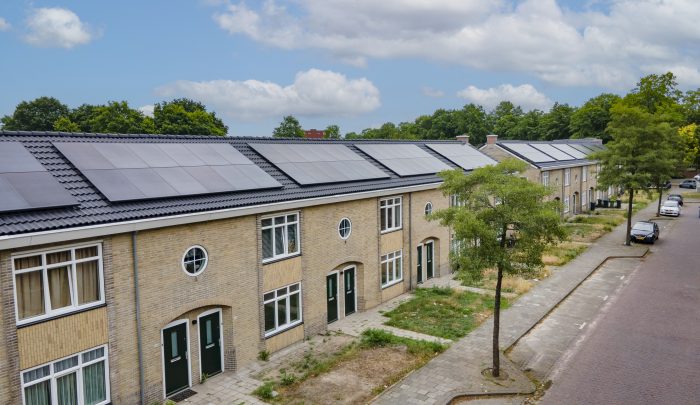 Luchtfoto van de Margrietlaan in Helmond waarop de gerenoveerde woningen zichtbaar zijn na afronding van het groot onderhoudsproject.