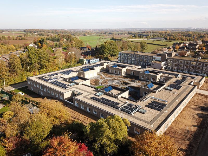 Luchtfoto verpleeghuis Panhuys Hulsberg met zonnepanelen en centrale binnentuin.